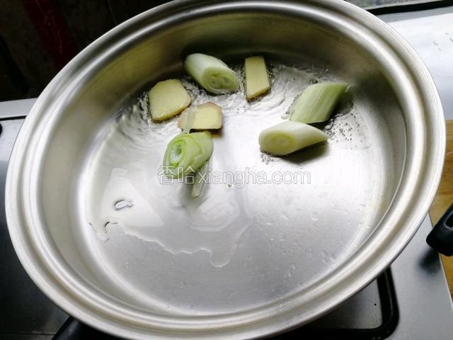 油锅放油下葱姜爆香