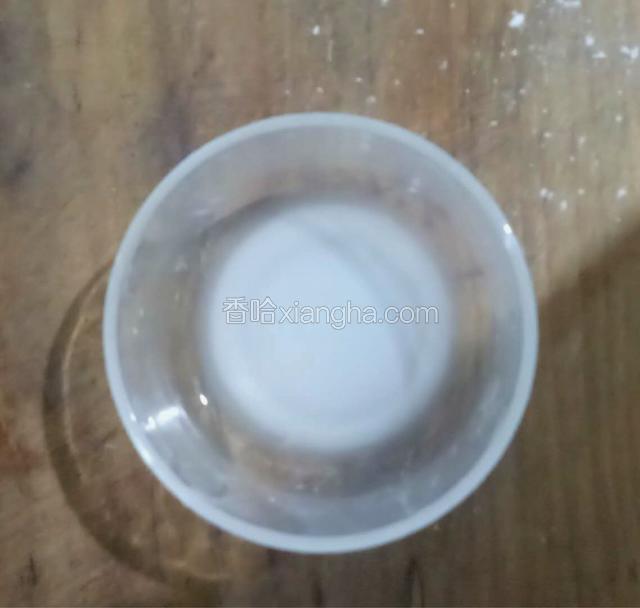 少许淀粉加水调成芡汁。