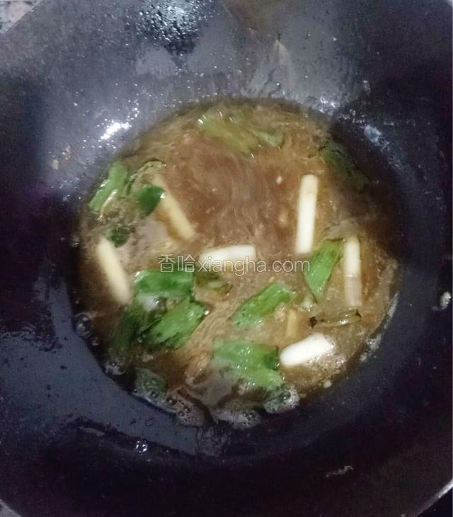 芡汁加入汤汁中，搅拌烧开。