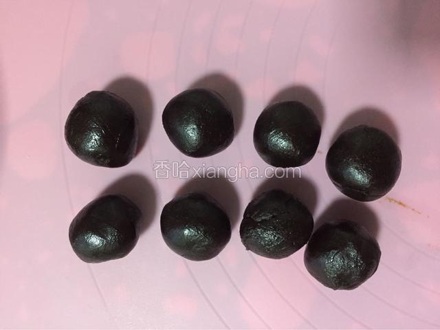 将豆沙分成均匀的小团