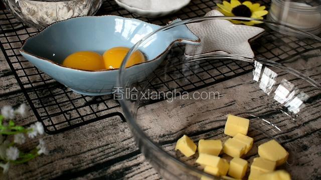 将黄油倒入容器中，室温融化
