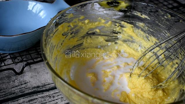 充分搅匀后倒入牛奶搅