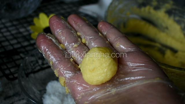 用手取一点面团，揉成小圆球