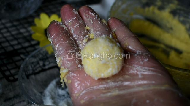 在椰丝中滚一滚