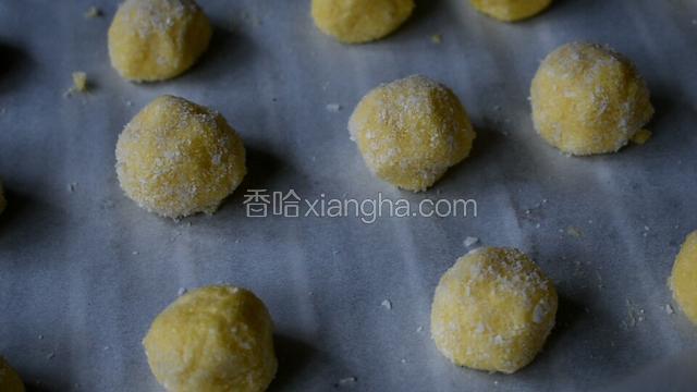 烤盘铺油纸，烤箱160度中层上下火15分钟左右