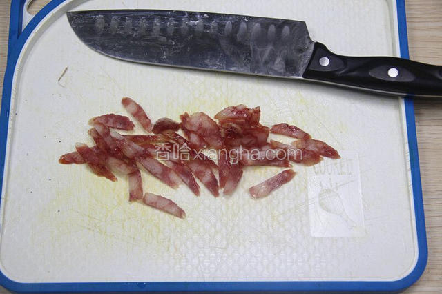 腊肠切细丝备用