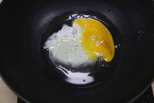 热锅放入油，油烧热后，放入鸡蛋，快速炒成蛋花盛出；