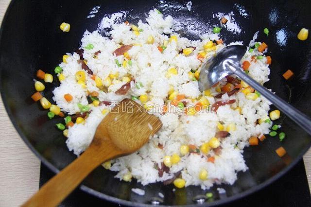 放入白米饭，大火快炒至散；