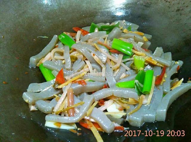 三分钟的样子，下大葱叶子 ，用蒜苗也好吃额。少许鸡精翻炒均匀。