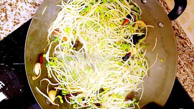 加入豆芽翻炒