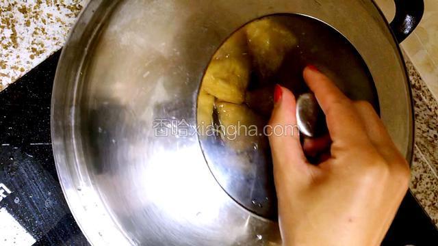 盖上锅盖炖煮收汁