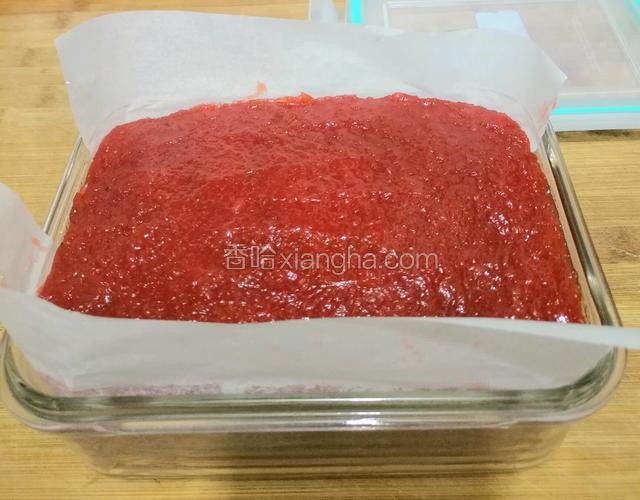 把山楂泥装进容器内，为了容易取出，可以在容器的底部垫上硅胶纸，待山楂泥完全冷却后就会凝固在一起，吃的时候可以用刀任意切块