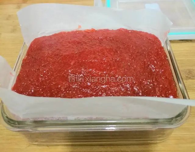 把山楂泥装进容器内，为了容易取出，可以在容器的底部垫上硅胶纸，待山楂泥完全冷却后就会凝固在一起，吃的时候可以用刀任意切块