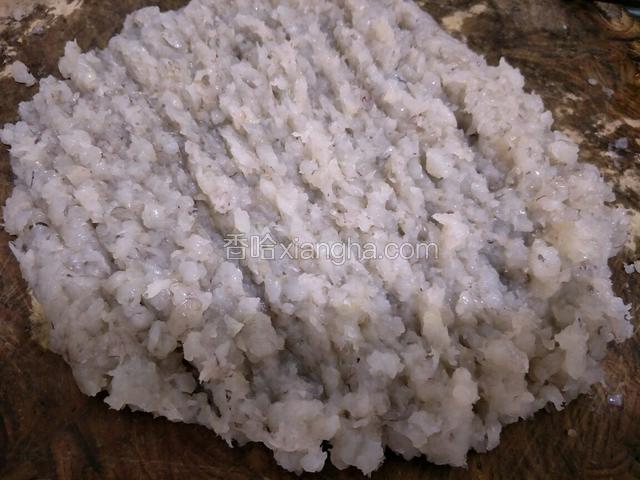 虾放在菜板上，用刀背剁成虾蓉，