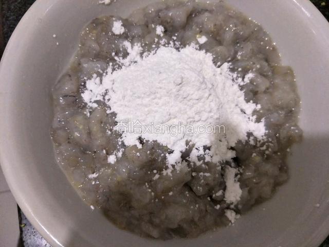 最后放入干淀粉，继续搅打上劲