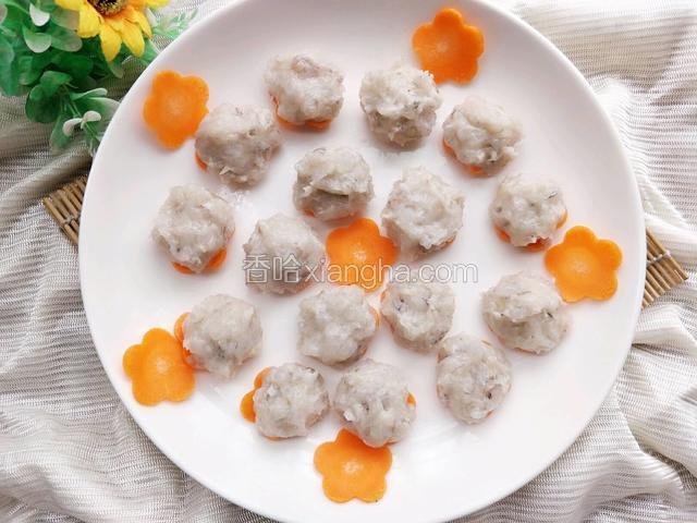 挤好的虾滑，放入冰箱里冷藏，吃火锅时汤着吃，味道好极了，（也可以煮汤吃）