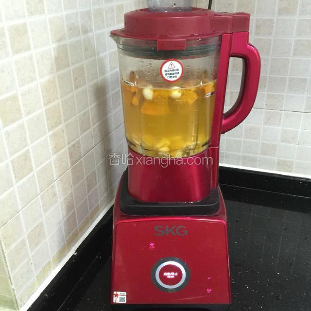 开启做糊模式
把三样材料倒进破壁机，加进5碗纯净水，按米糊模式就可以了。
