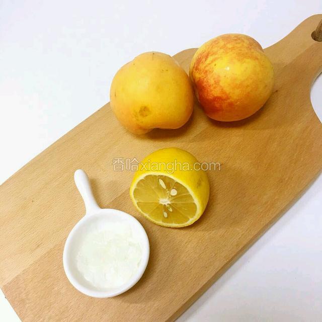 准备食材：桃子，柠檬汁，冰糖