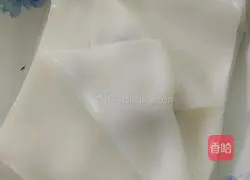 Illustration of how to make Hakka rice noodles wrapped in boards (bundling boards) 8