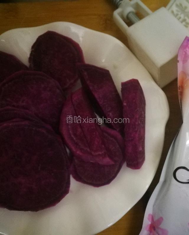 紫薯切片上蒸笼蒸20分钟至熟