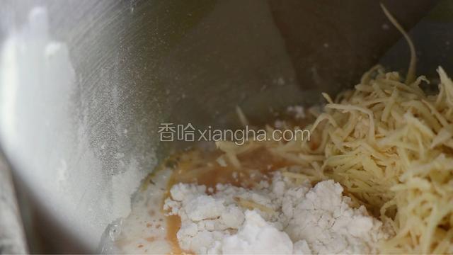 将除黄油外所有材料混合均匀，揉至面团略起筋膜时加入黄油继续揉