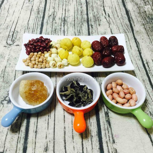 准备材料
尖栗子，红枣，花生，红腰豆，鹰嘴豆，木耳，莲子，老冰糖。
（用量见材料表，以上份量大约是5~6碗的量）