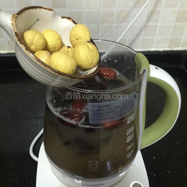差不多要煲好，提前半个钟，再下栗子。珍珠栗子容易熟。不需要长时间煲煮。这样口感好，也不会整个散开。