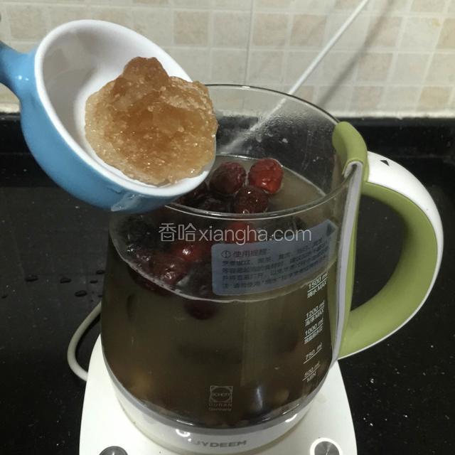 煲至差不多要好了，提前10分钟，再放老冰糖。
老冰糖的量，各人口味加减量。
彦彦不喜太甜，菜谱的量，都是很淡味的。