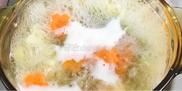 胡萝卜切成片，可以用模具压成花型，就更漂亮啦。加入锅中与意面一起煮熟