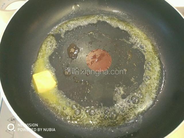 黄油放入锅中加热至融化