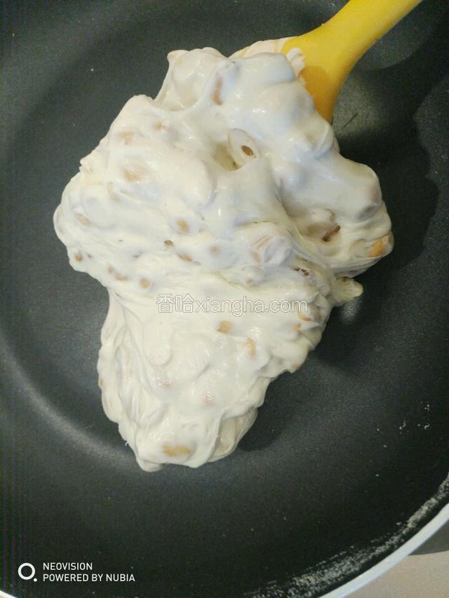 加入坚果，快速拌匀