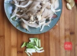 平菇炒蛋的做法图解1