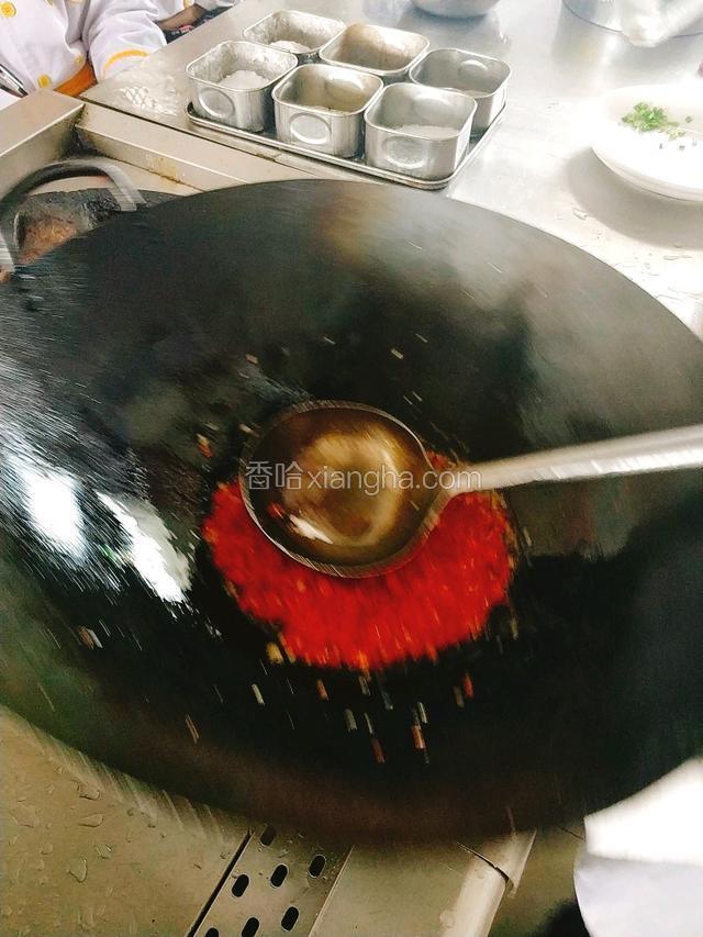 锅里加少许油，下入姜片，炒香，打出姜片，下蒜末，下红椒，泰椒，炒香。
