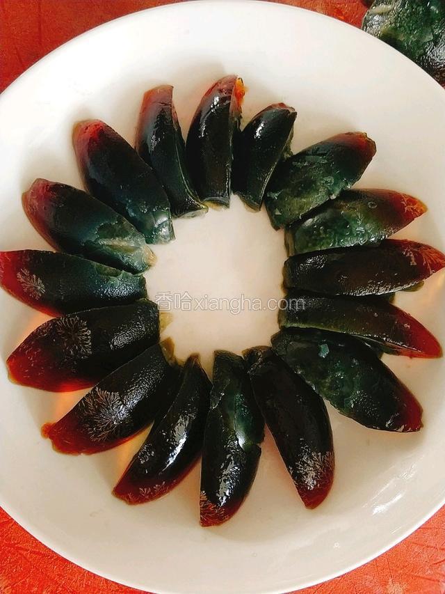 皮蛋切开摆盘。