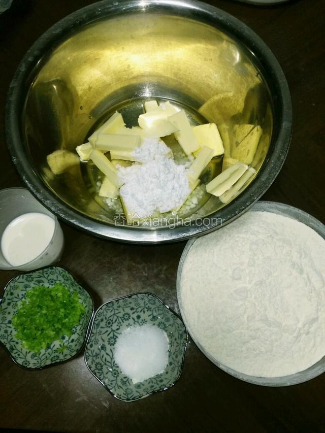 先按配方称出所有材料。为了方便可以把黄油玉米油牛奶糖盐放到一起。