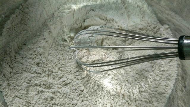 把低筋面粉  盐  小苏打  肉桂粉这些干性材料用手动打蛋器拌均匀
