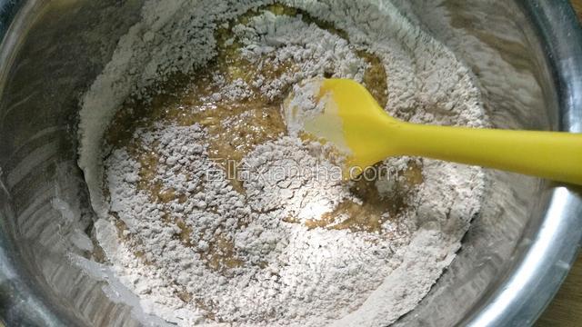 把混合好的干性材料过筛倒入湿性材料里用硅胶刮刀翻拌均匀到无干粉状态即可