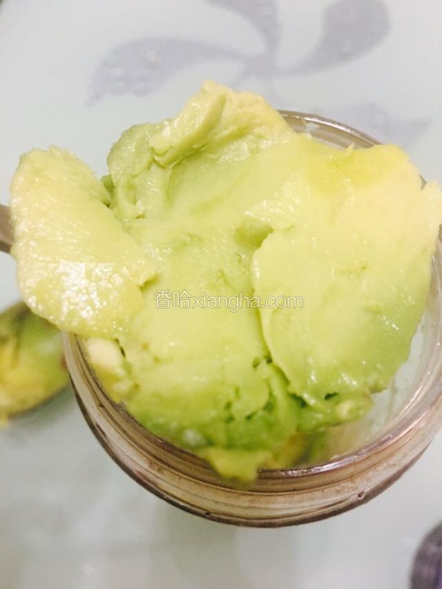 将牛油果果肉挖出放入果汁机中