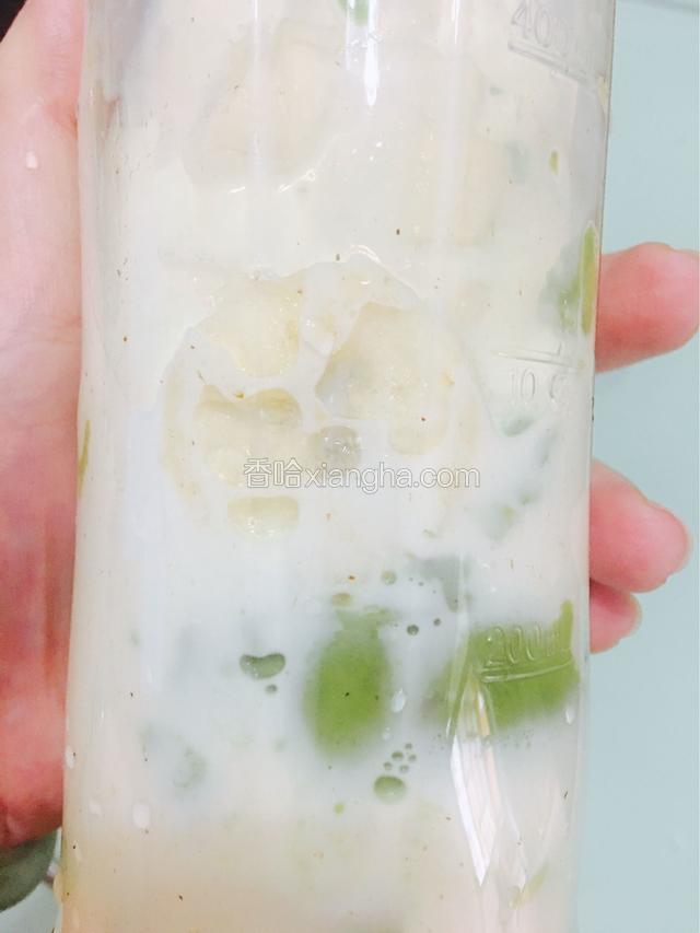 倒入纯牛奶，启动果汁机25秒即可