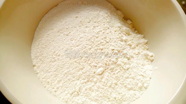 5克酵母粉加温水化开，取500克面粉，倒入酵母粉水，继续一边加水一边用筷子搅拌。