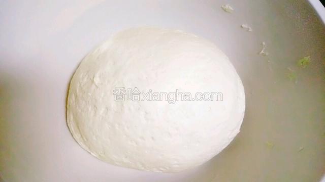 加少许干面粉和成光滑的面团。