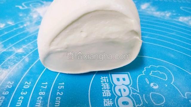 分成两块继续揉，揉好的面团切开是没有气孔的，如果有，那就继续揉。