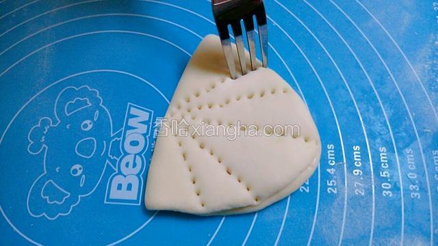 用叉子叉上小孔。像这样一个一个做好，醒10分钟，上锅蒸15分钟，不要揭盖虚蒸5分钟。好了，出锅。
