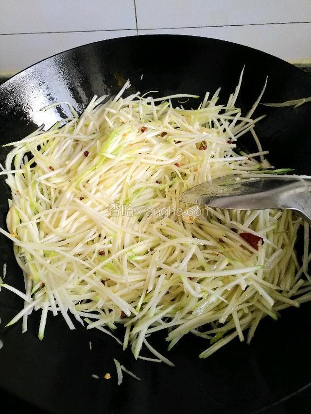把芥菜丝放进锅内快速翻炒