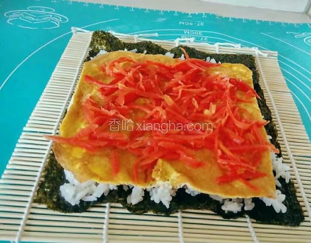 取一半胡萝卜丝，铺在蛋皮上。