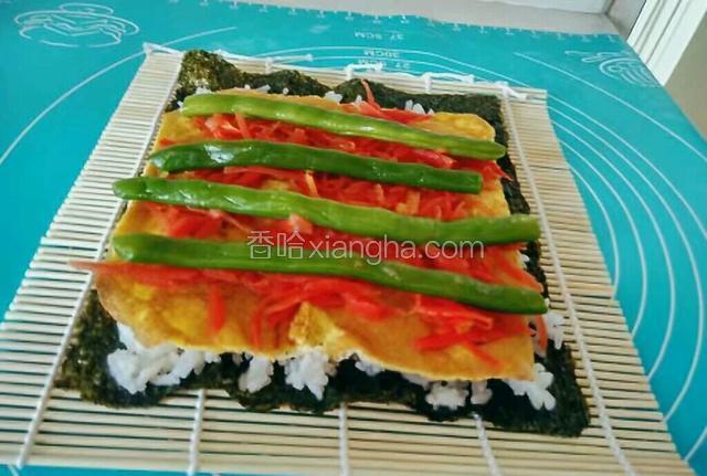 将4根四季豆，铺在胡萝卜丝上。