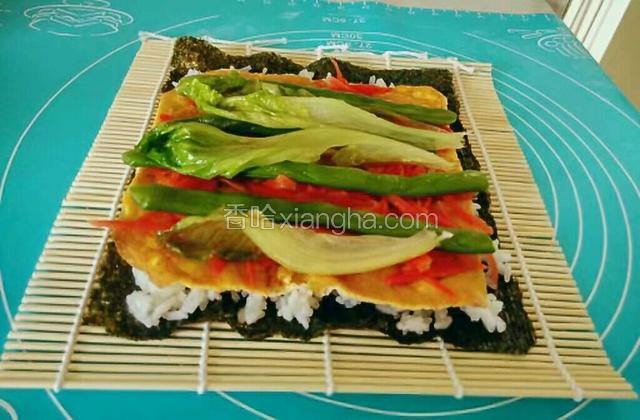 将3片生菜，铺在胡萝卜丝上。