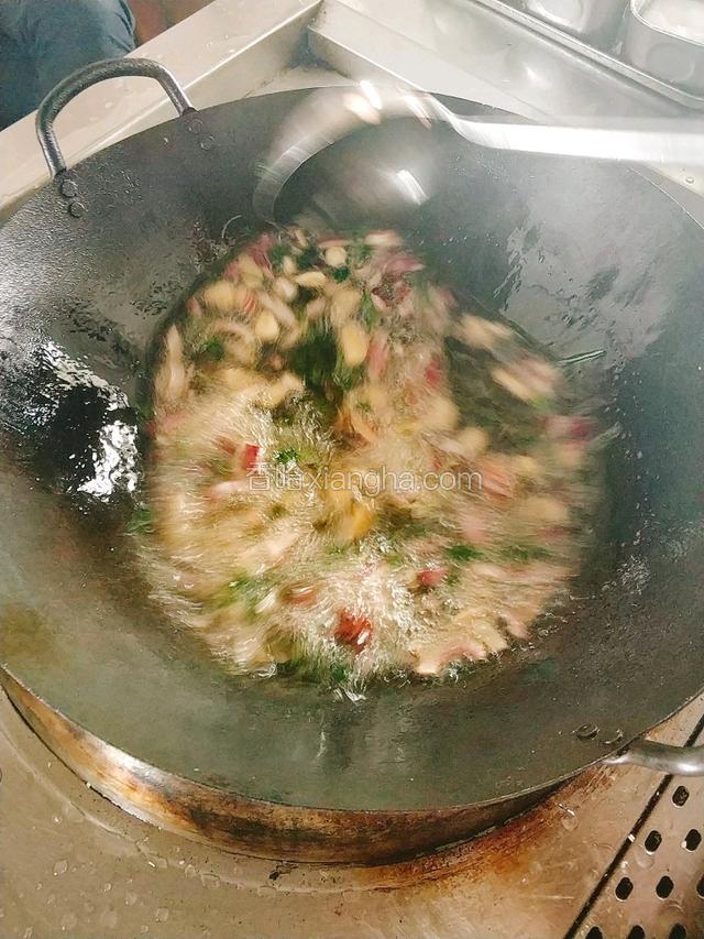 热锅凉油，加入香菜，洋葱，葱姜蒜，香料。
