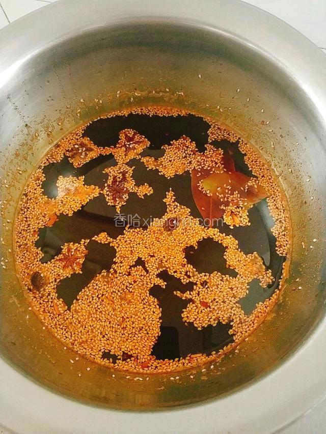 打去残渣，加入芝麻，倒入盆中。