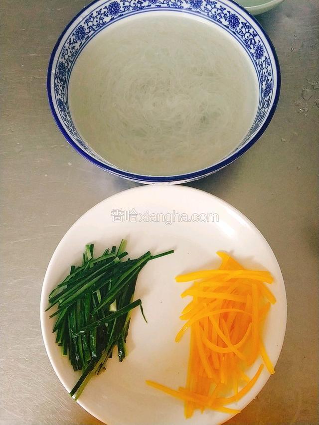 粉丝泡水，黄瓜，黄椒切细丝。